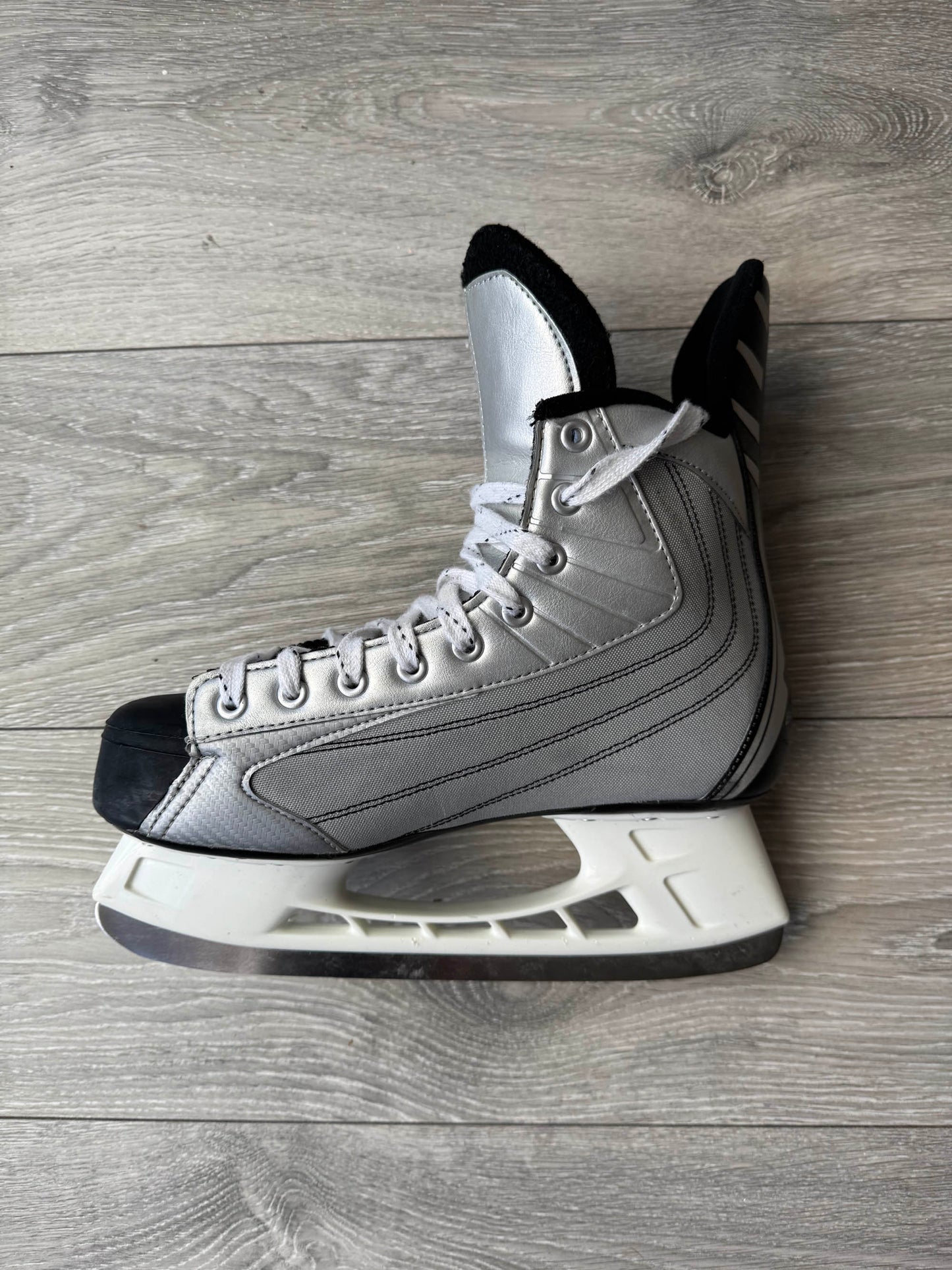 Bauer 22 "Silver Surfer" - UK 8.5